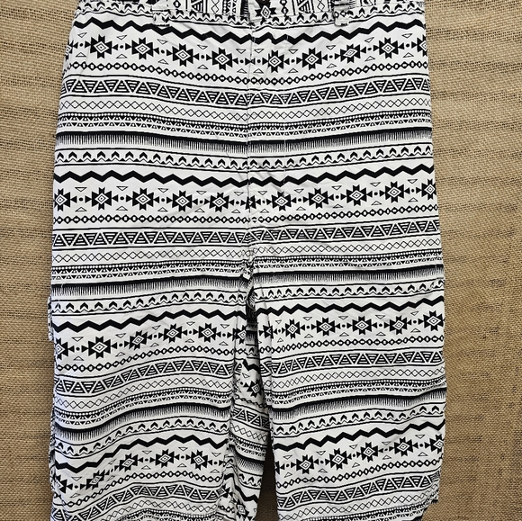 Zipcode Bermuda shorts 42" black & white in Tribal print. 100% cotton in GWC - Picture 5 of 6